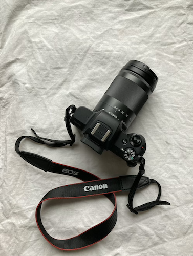 Schwarzes Fotoapparat der Marke Canon (Typ M50) auf weißem Hintergrund