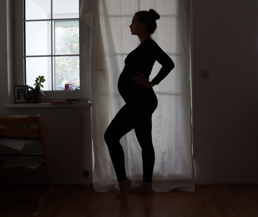 Babybauch Silhouetten Selbstportrait mit Umgebung für die Anleitung