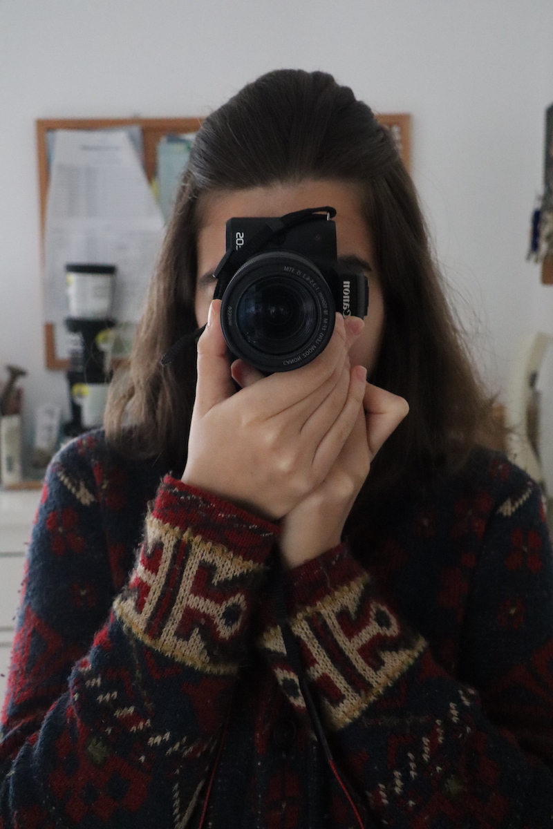 Frau mit Canon M50 vor dem Gesicht - Selbstportrait